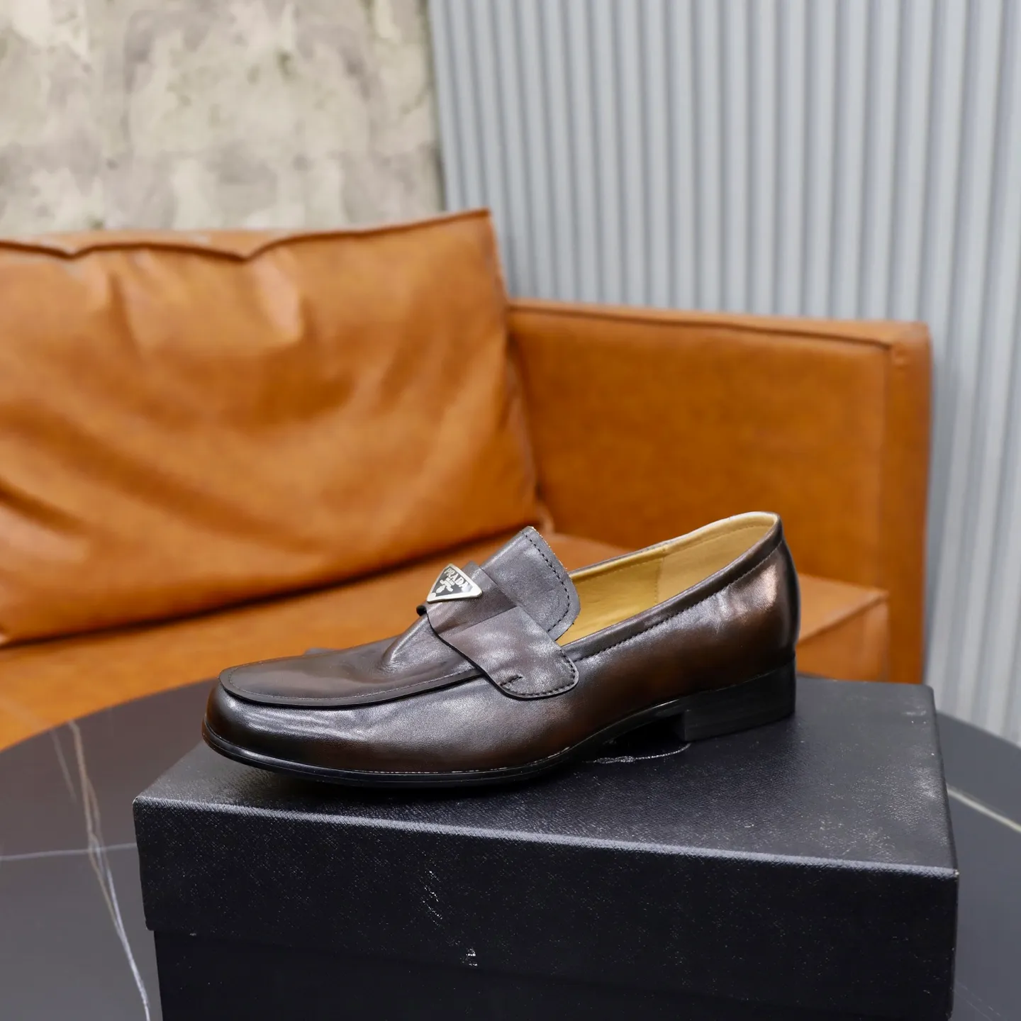 Ex-factory price: 520💰[PRADA] Prada's new casual men's shoes are launched in Hong Kong counters. Official website 1:1 production. Italian washed cowhide + water-dyed leather lining. Designed by European and American masters. Perfect shape to create counter quality, solid color rubber wear-resistant outsole and classic dazzling head! Super versatile and very comfortable. High-end without losing taste, fashionable and novel! ! Absolute focus! 3 colors available! Code number 38-45